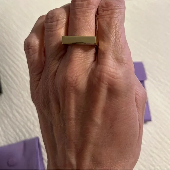 NWT Melinda Maria Size 7 Gold Bar Signet Ring - Picture 2 of 4